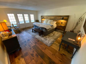 Farm Road Estate - Inn Room 10 - Luxury King